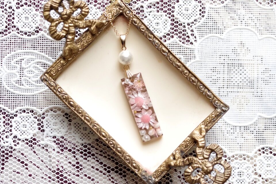 レジンアート　長方形のプレートとコットンパールのペンダント〈贈り物には花を〉