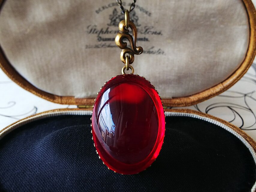 ヴィンテージ　真っ赤なGlass（約32×23㎜）羽のようなクラシカルネックレス