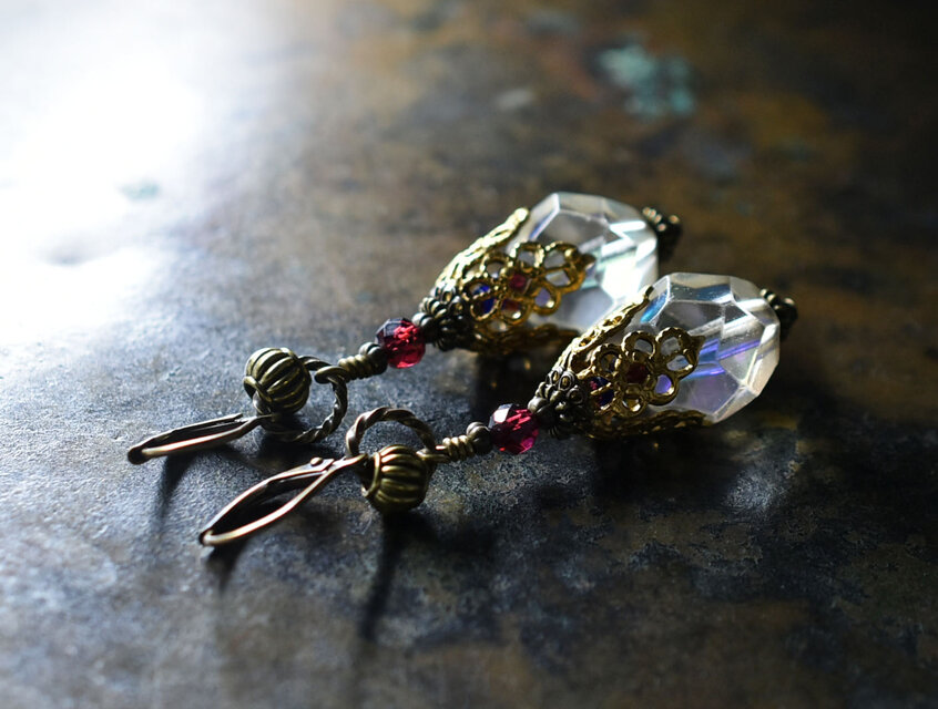 ヴィンテージオーロラチェコビーズと繊細装飾ブラスキャップ、ガーネット、隠しブルービーズのピアス