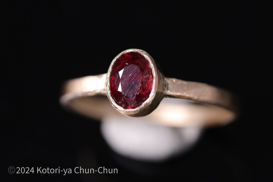 【小鳥屋ジュエリー】約１Ctの大物！　マダガスカル産　蛍光「非加熱」ルビー・K10YGリング【夢灯】