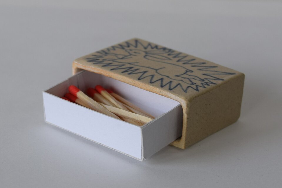 陶器のマッチ入れ　うさぎ