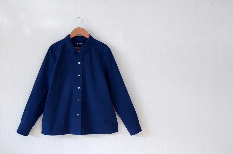 コットンの丸えりブラウス　コットン100％　ネイビー
