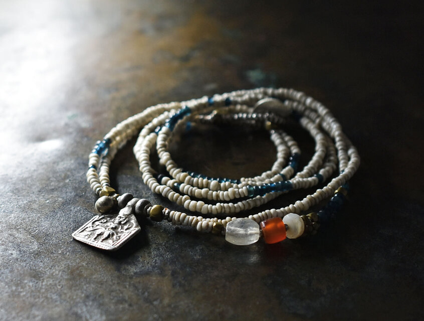 oldインドシルバートップ、古代水晶、ミゾーラムカーネリアン、古代瑪瑙、ホワイト＆インディゴブルービーズの2連ネックレス