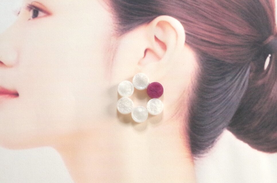 レジンアート　丸を連ねてピアス〈ローズ〉