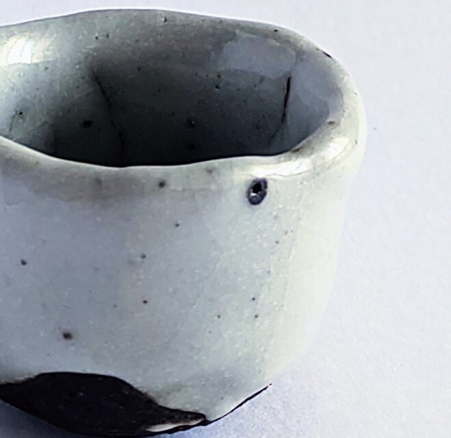 おちょこ（美濃焼のぐい呑み）　白黒な炭化志野のぐいのみ　　日本酒が美味しい陶器の酒器