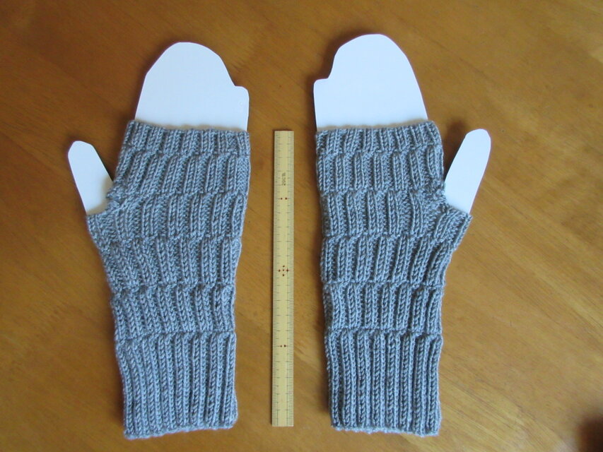 紳士サイズ　メリノウールの手編みのハンドウォーマー(グレー)