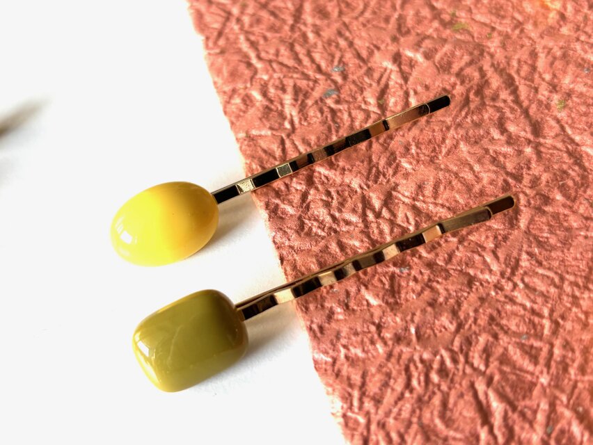 ヘアピン２本セット　からし色と抹茶色のシンプルカボション　グリーン　黄色　緑　ゴールド　オーバル　スクエア