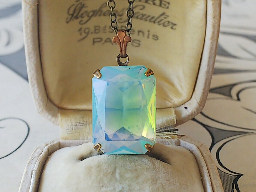 ヴィンテージ　淡いGreen／ミルキーWhite-Opal（18×13㎜）クラシカルネックレス