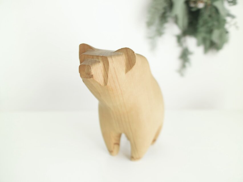 スウェーデンで見つけた木彫りのクマオブジェ No.5668