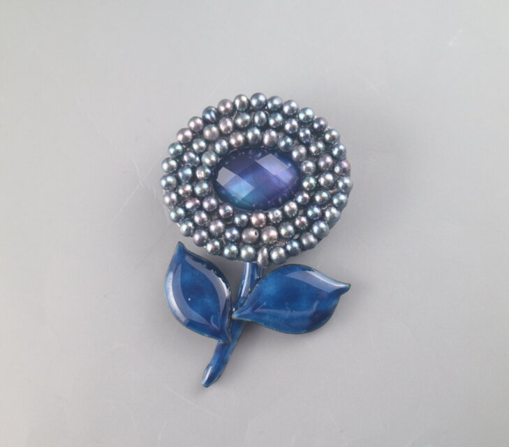 妖しいほどに美しい青紫の花