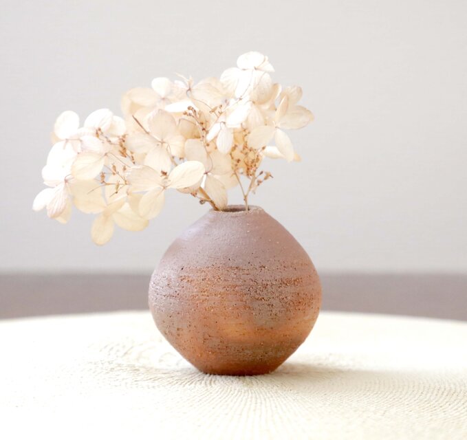 【薪窯焼成】白陶土の焼締一輪挿し