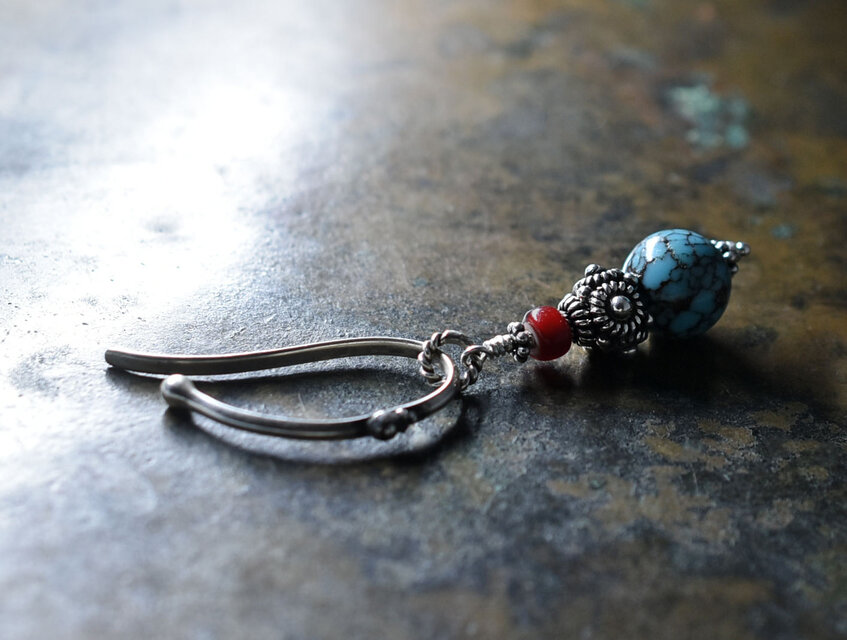 イラン産まん丸ターコイズと濃赤色ホワイトハーツ、ハンドメイドシルバー、インドシルバーのイヤーカフ