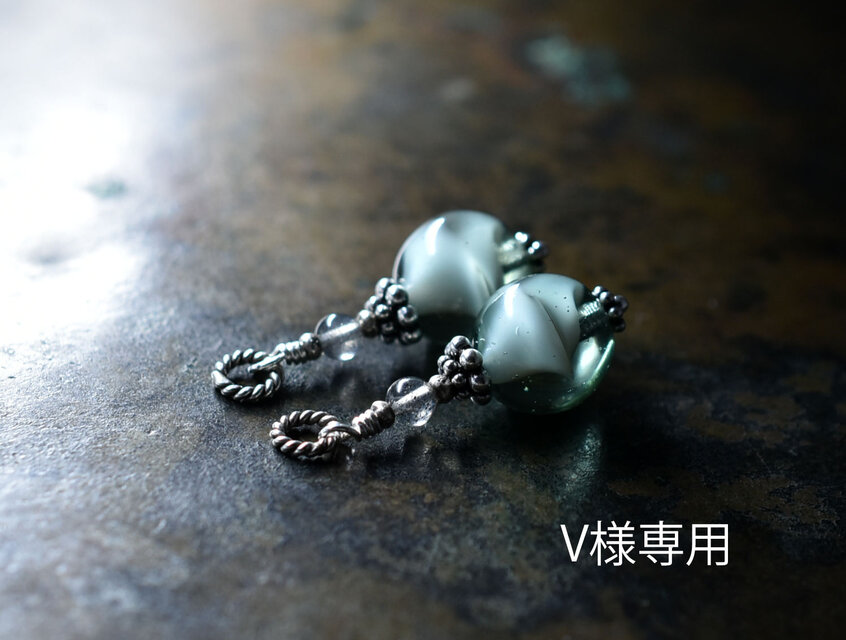 「V様専用」グリーングレーフランスヴィンテージビーズとラブラドライトのイヤーカフチャーム（シルバー変更分）