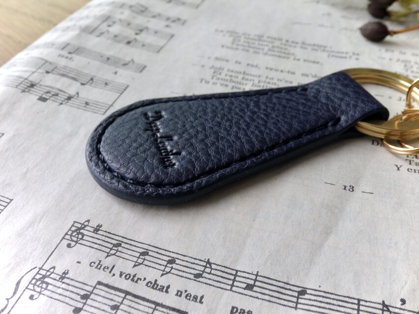 イタリア革のキーホルダー／ネイビー | iichi 日々の暮らしを心地よく