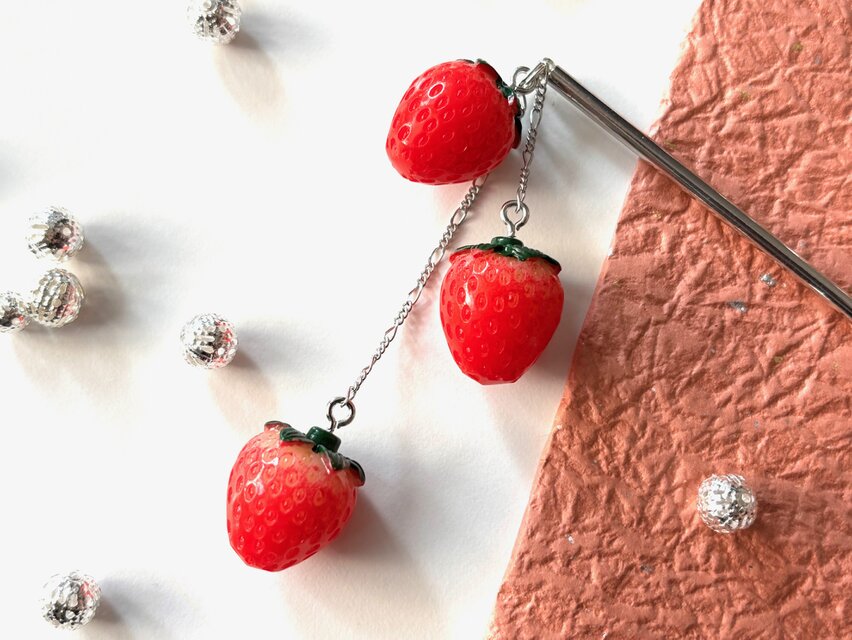 かんざし　苺ビーズの３連簪　一本挿し　一本簪　イチゴ　いちご　春夏　赤　シルバー　スイーツ　フルーツ