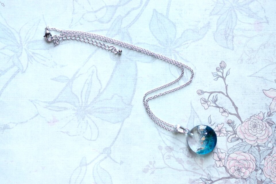 レジンアート　ラウンドペンダント〈夜の蒼穹〉