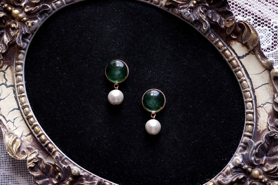 レジンアート　ラウンドモチーフとコットンパールのピアス〈モスグリーンの宝石〉
