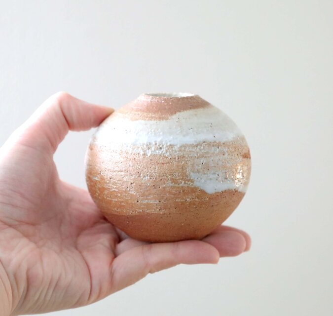 薪窯焼成】白釉の刷毛目一輪挿し | iichi 日々の暮らしを心地よくする