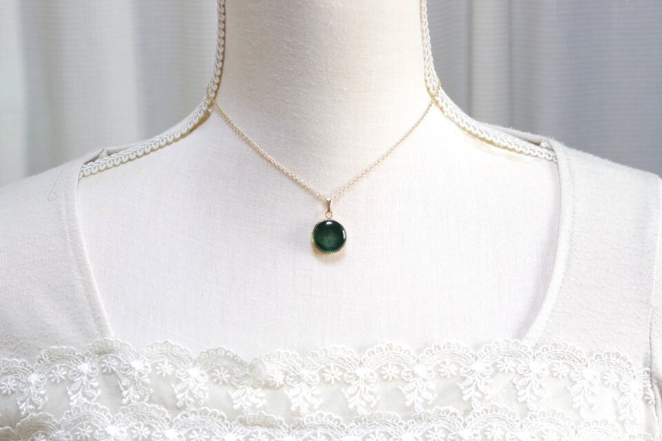 レジンアート　ラウンドペンダント〈モスグリーンの宝石〉type.2