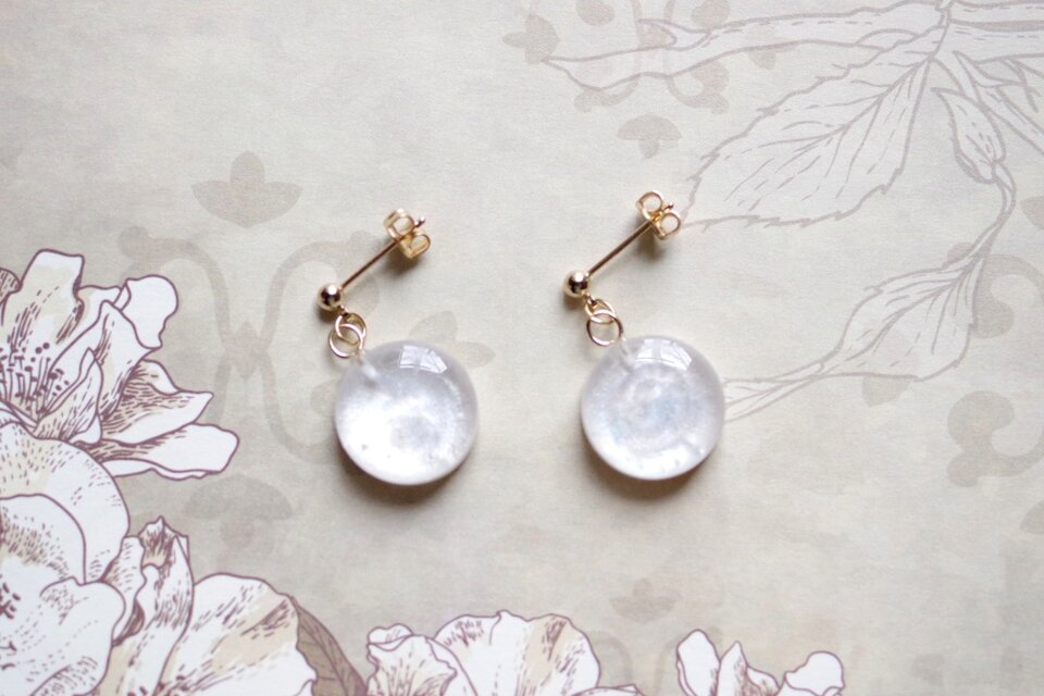 レジンアート　ラウンドピアス〈日居月諸〉