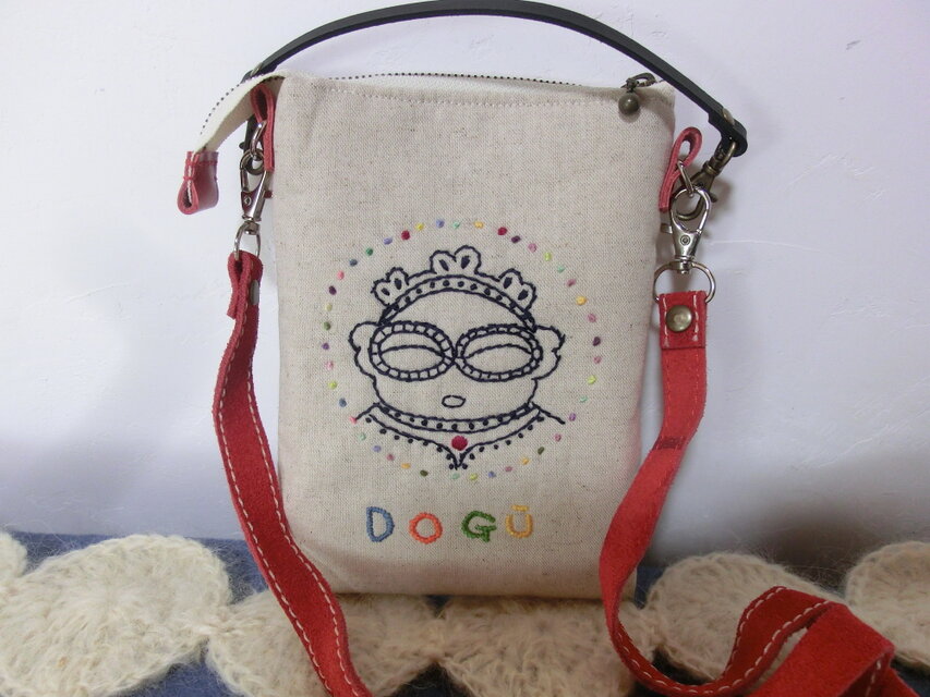 土偶ちゃんの刺繍ポーチ | iichi 日々の暮らしを心地よくする