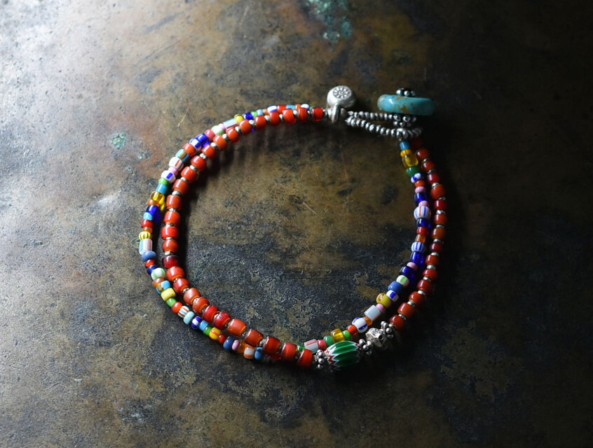 クリスマスビーズとホワイトハーツ、カレンシルバーとグリーンシェブロンビーズの２連ブレス