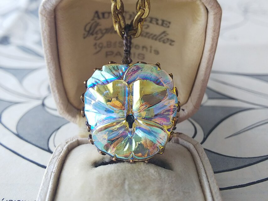 ヴィンテージ　パンジーflower（艶･オーロラ シトリンイエロー）Bagチャーム