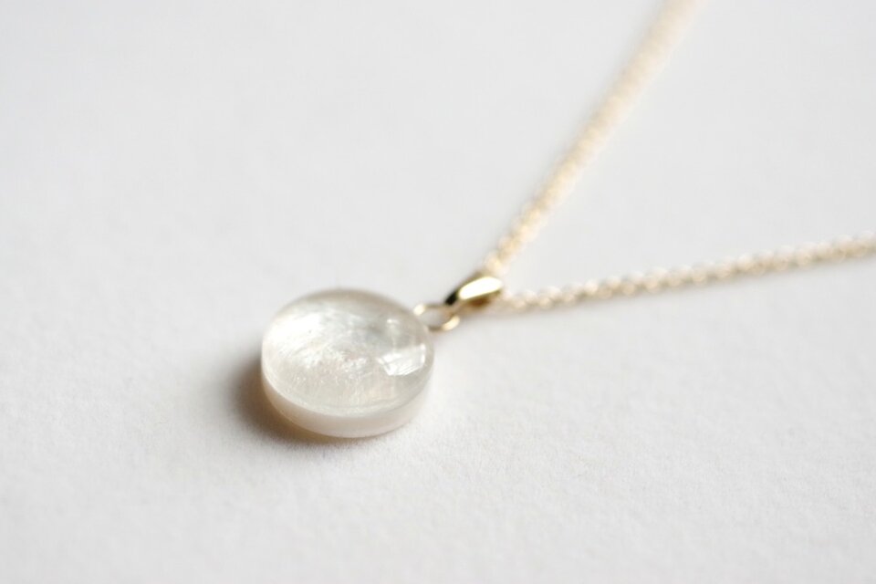 レジンアート　ラウンドペンダント〈日居月諸〉