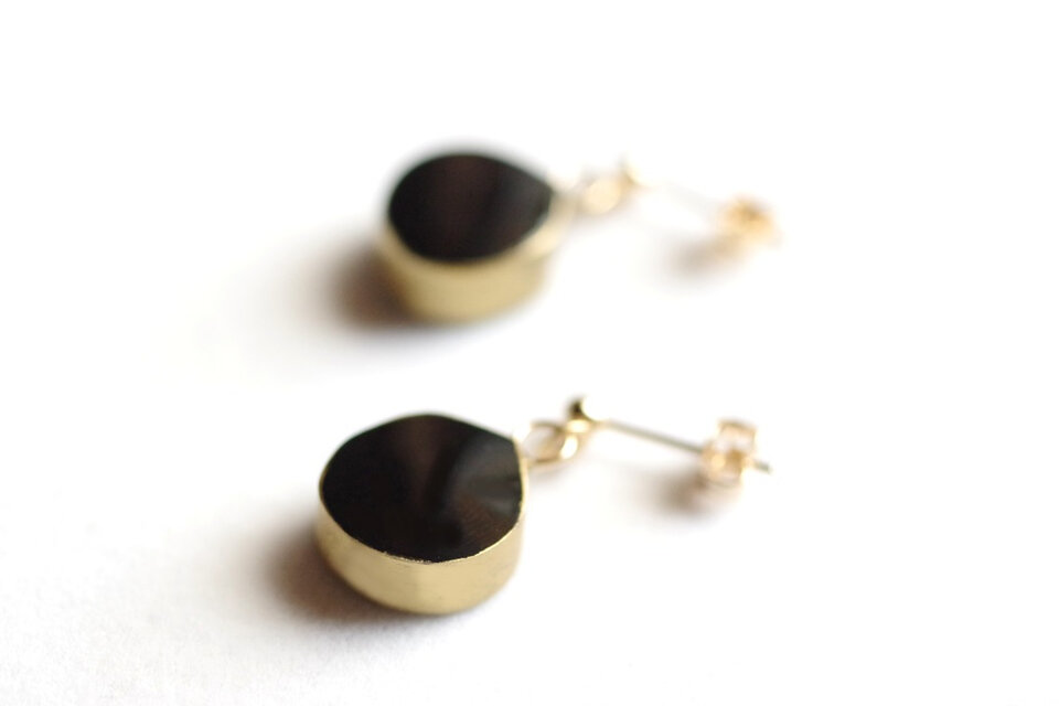 レジンアート　金彩風のピアス〈眠れぬ死者〉