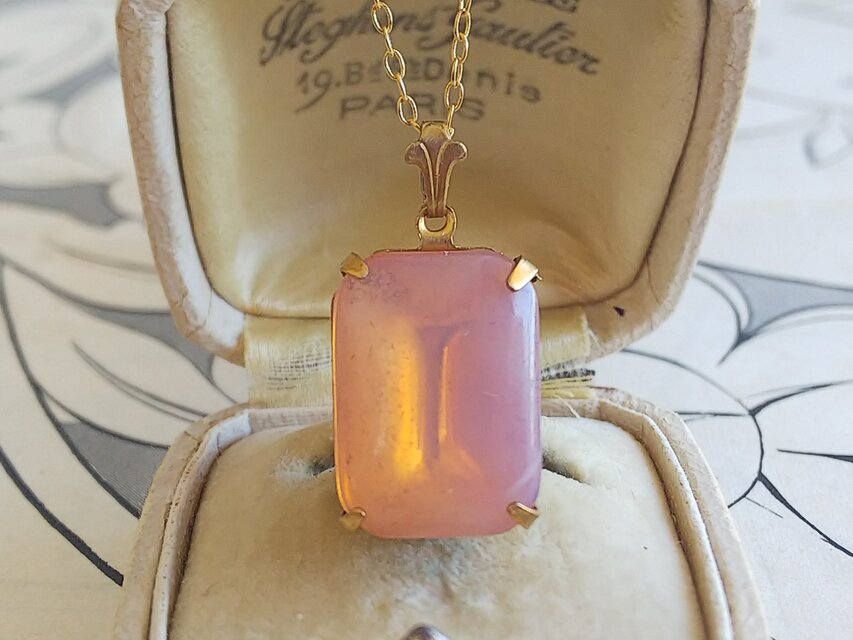 ィンテージ　少しくすんだ淡いPinkオパール（18×13㎜）　クラシカルネックレス