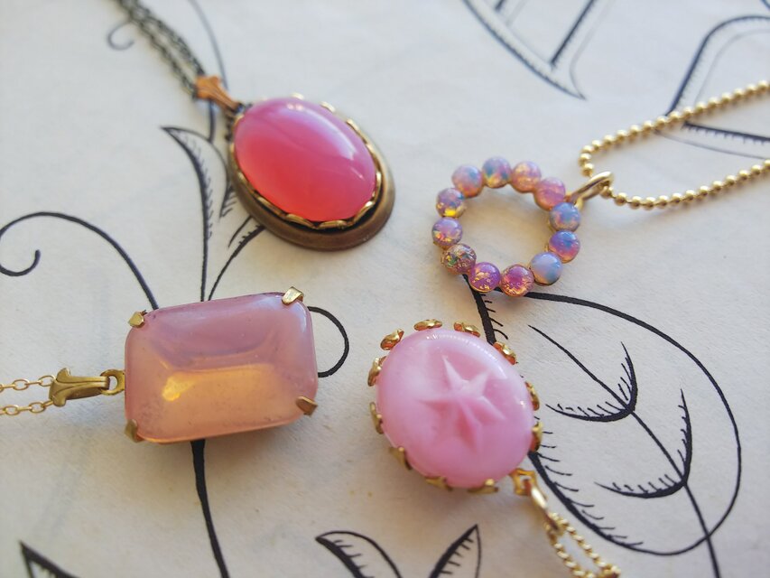 ヴィンテージ 濃いピンクオパール（18×13㎜）クラシカルネックレス