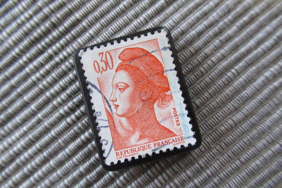 アップサイクル フランス切手ブローチ10343 | iichi 日々の暮らしを