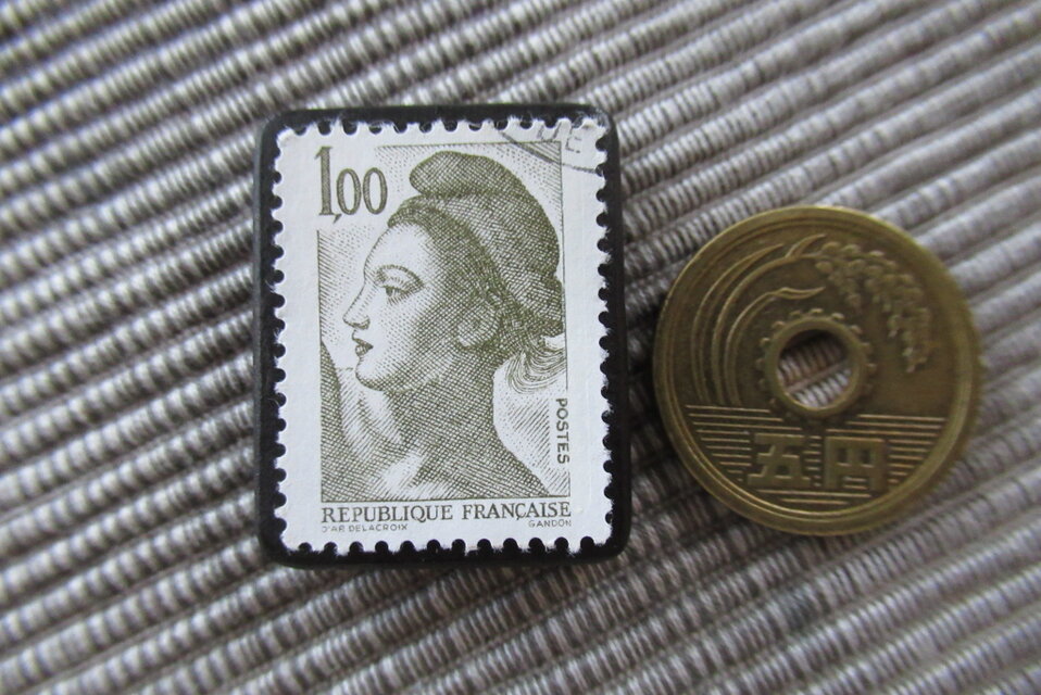 アップサイクル フランス切手ブローチ10345 | iichi 日々の暮らしを