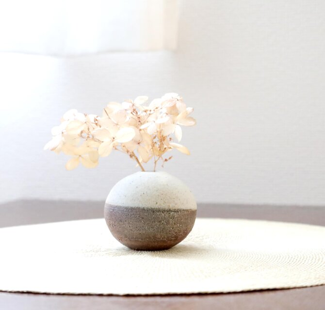 薪窯焼成】白化粧と赤陶土の焼締一輪挿し | iichi 日々の暮らしを