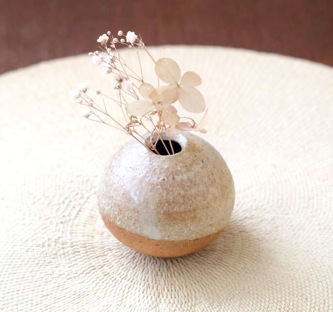 薪窯焼成】藁灰釉の素朴で小さな一輪挿し | iichi 日々の暮らしを