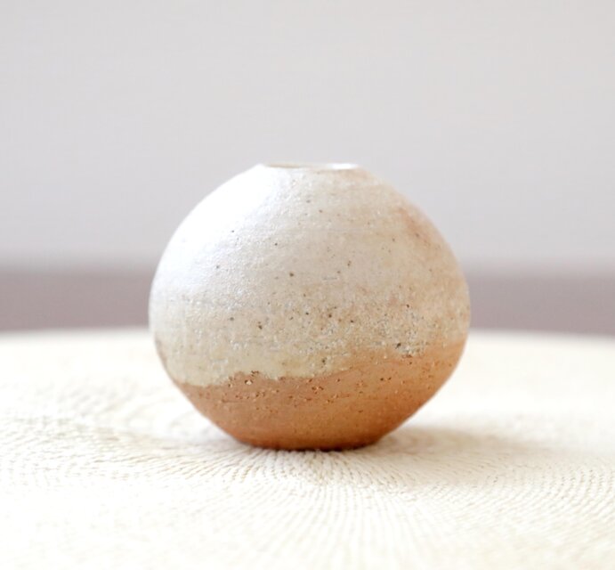 薪窯焼成】藁灰釉の素朴で小さな一輪挿し | iichi 日々の暮らしを