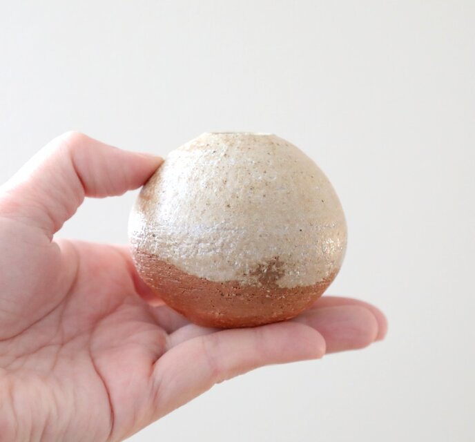 薪窯焼成】藁灰釉の素朴で小さな一輪挿し | iichi 日々の暮らしを