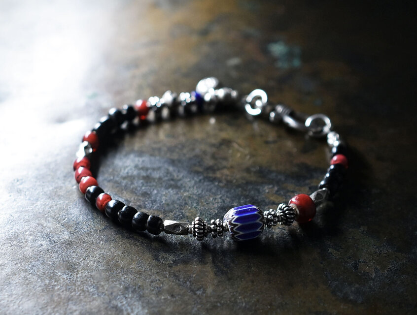 アンティークシェブロンビーズと漆黒ビーズ、金赤ホワイトハーツ、カレンシルバーのブレス