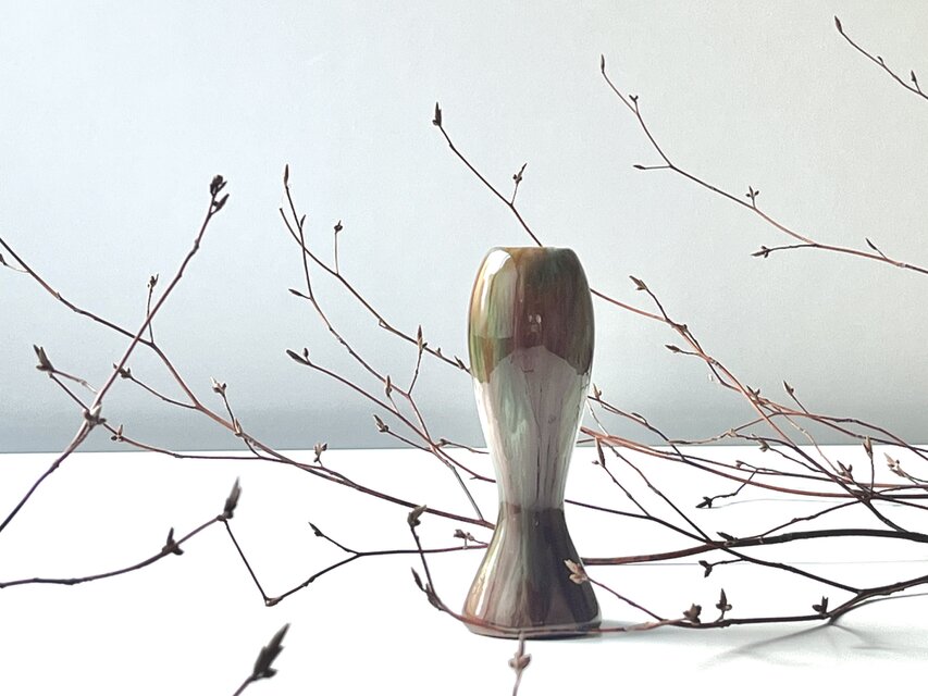 【Kupittaan savi】細長くて古い一輪挿し （辰砂釉？ ）・フィンランド 北欧 ヴィンテージ