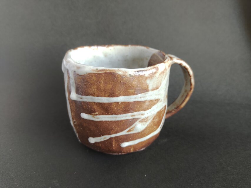 マグカップ（美濃焼）　コントラストが映える緋色炭化志野コップ　陶器のグラス　st-006