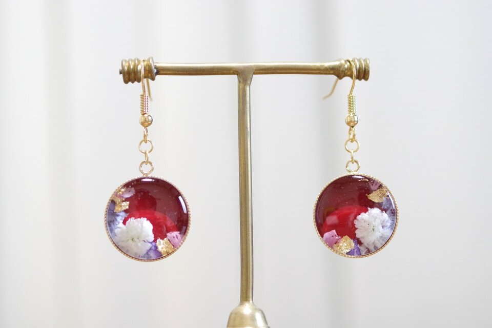 レジンアート　ラウンドピアス〈ブーケ・ワインレッド〉