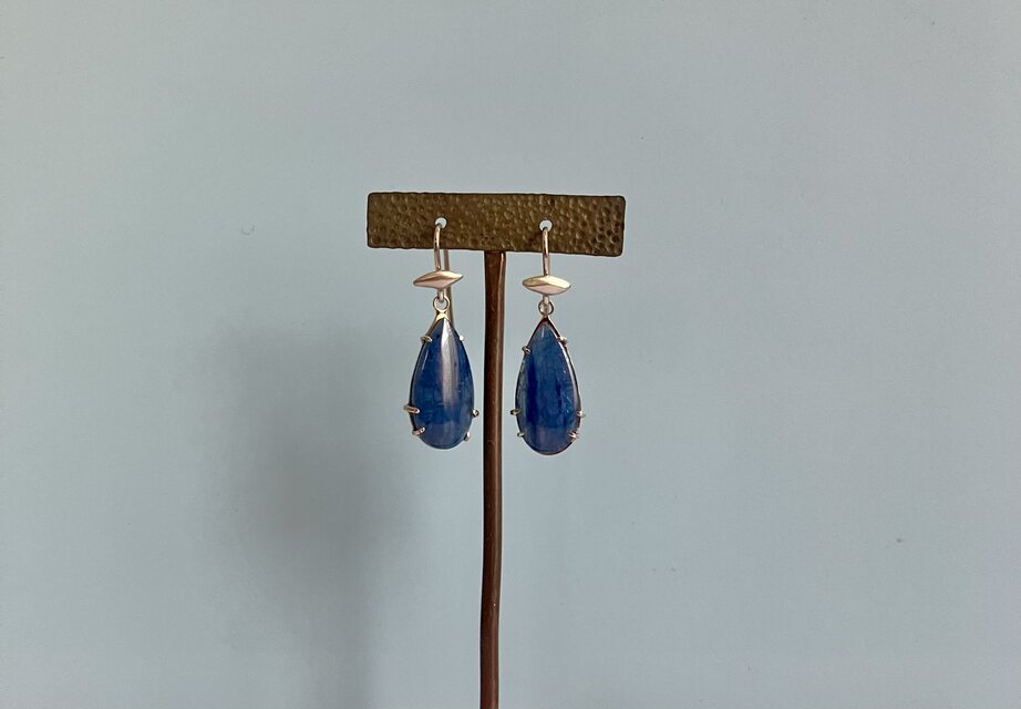 カイヤナイトのピアス