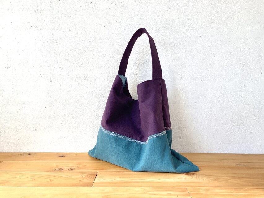 葡萄色とブルーグレーの三角鞄