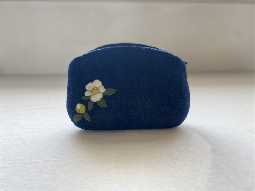 羊毛刺繍フェルトポーチ/  白椿