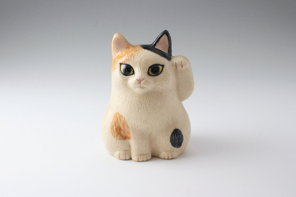 左手をあげた招き猫の置物