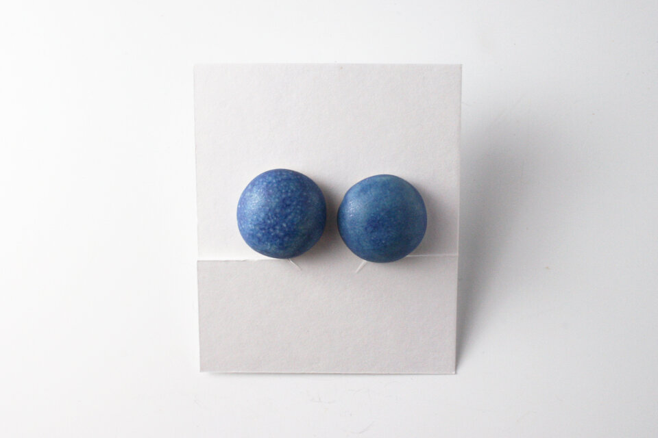 陶器のイヤリング＜ラウンドブルー＞