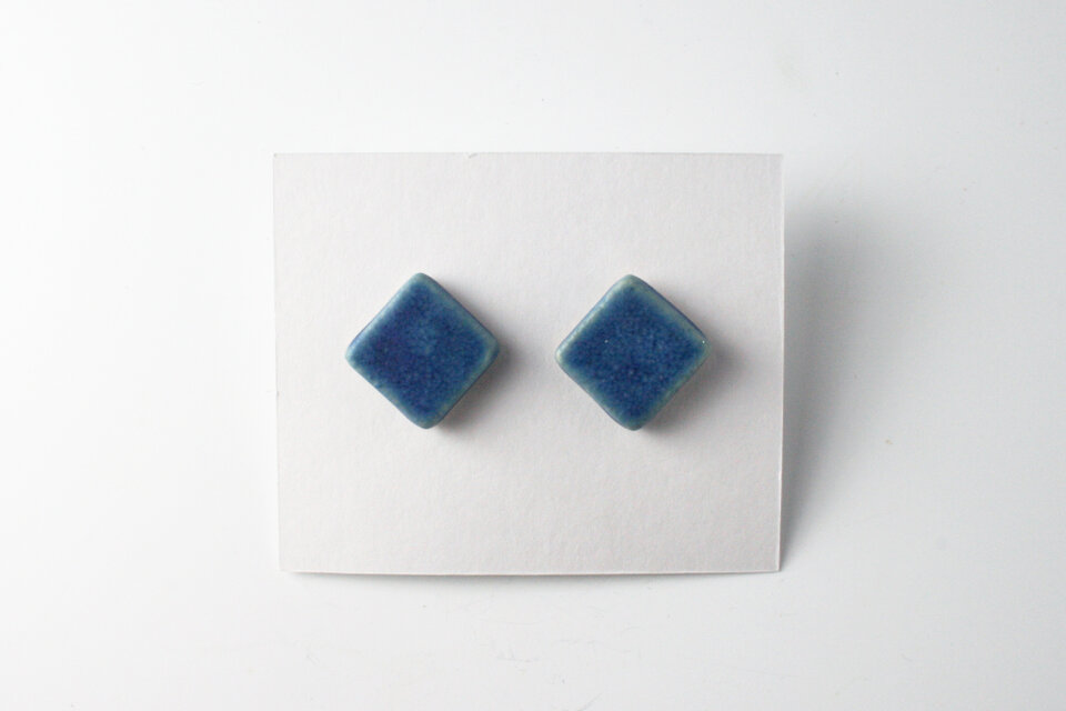 陶器のピアス＜スクエアブルー＞