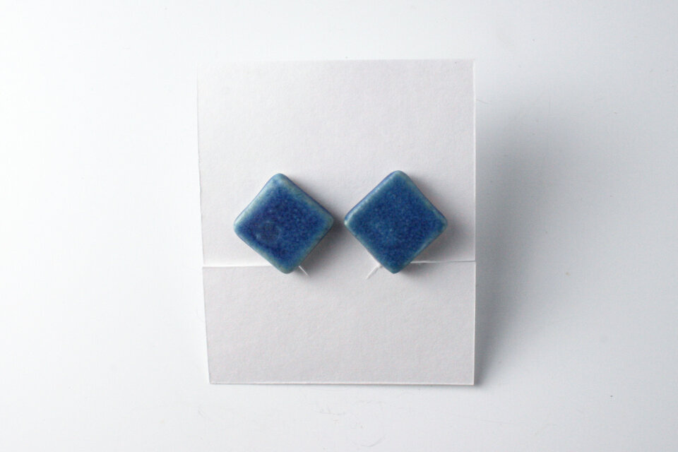 陶器のイヤリング＜スクエアブルー＞