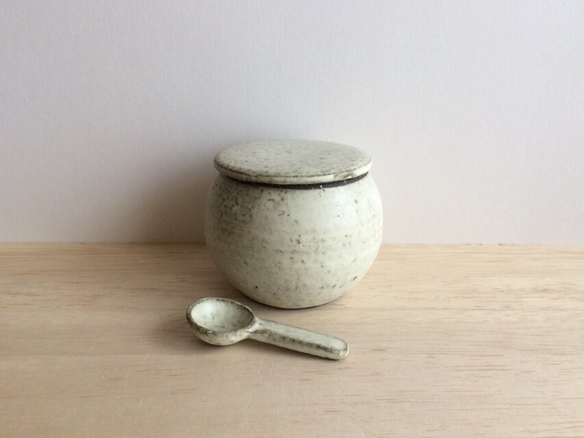 塩壺（匙付き）白マット