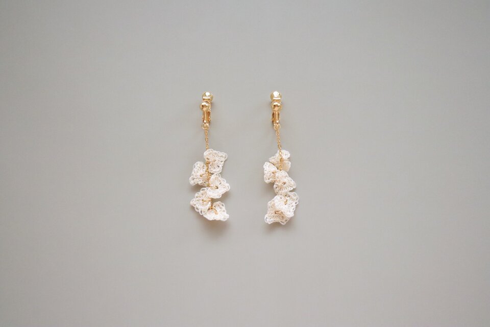 ivy　シルク糸の耳飾り [ ecru ]